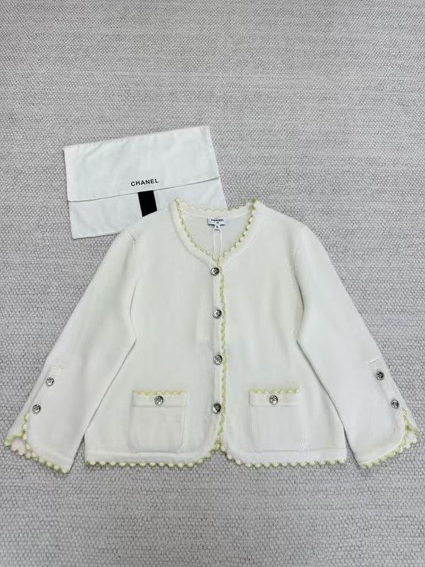 Wavy-edge cashmere cardigan.