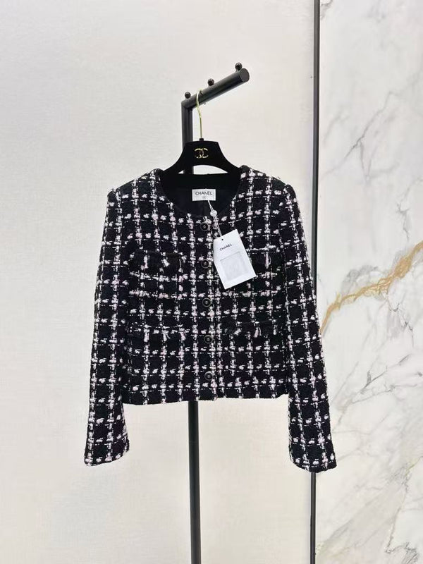 The latest fall/winter style, this heavy-duty, high-quality, woven short coat in a check pattern.