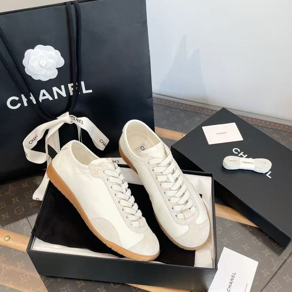 Tendon-colored athletic shoes