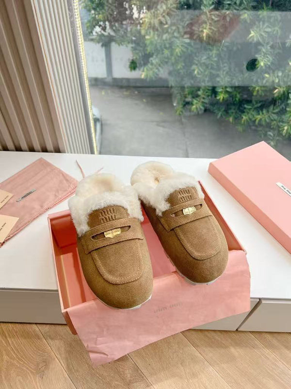 Thick-soled, British-style, closed-toe slippers